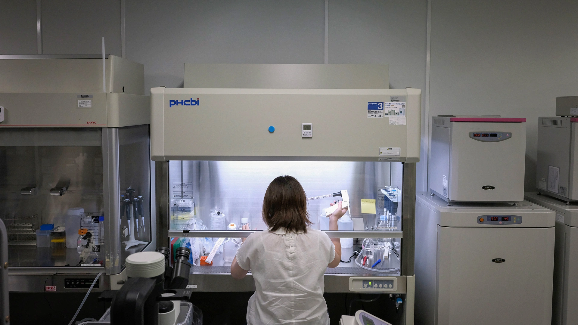 Scientists Grow World’s First Fully Functioning Human Skin in Lab, Offering Hope for Skin Disease Treatment