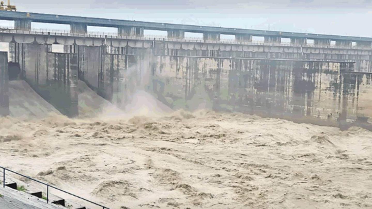 1.78 Lakh Cusecs Released from Hathnikund Barrage, Flood Alert Issued in Haryana and Delhi