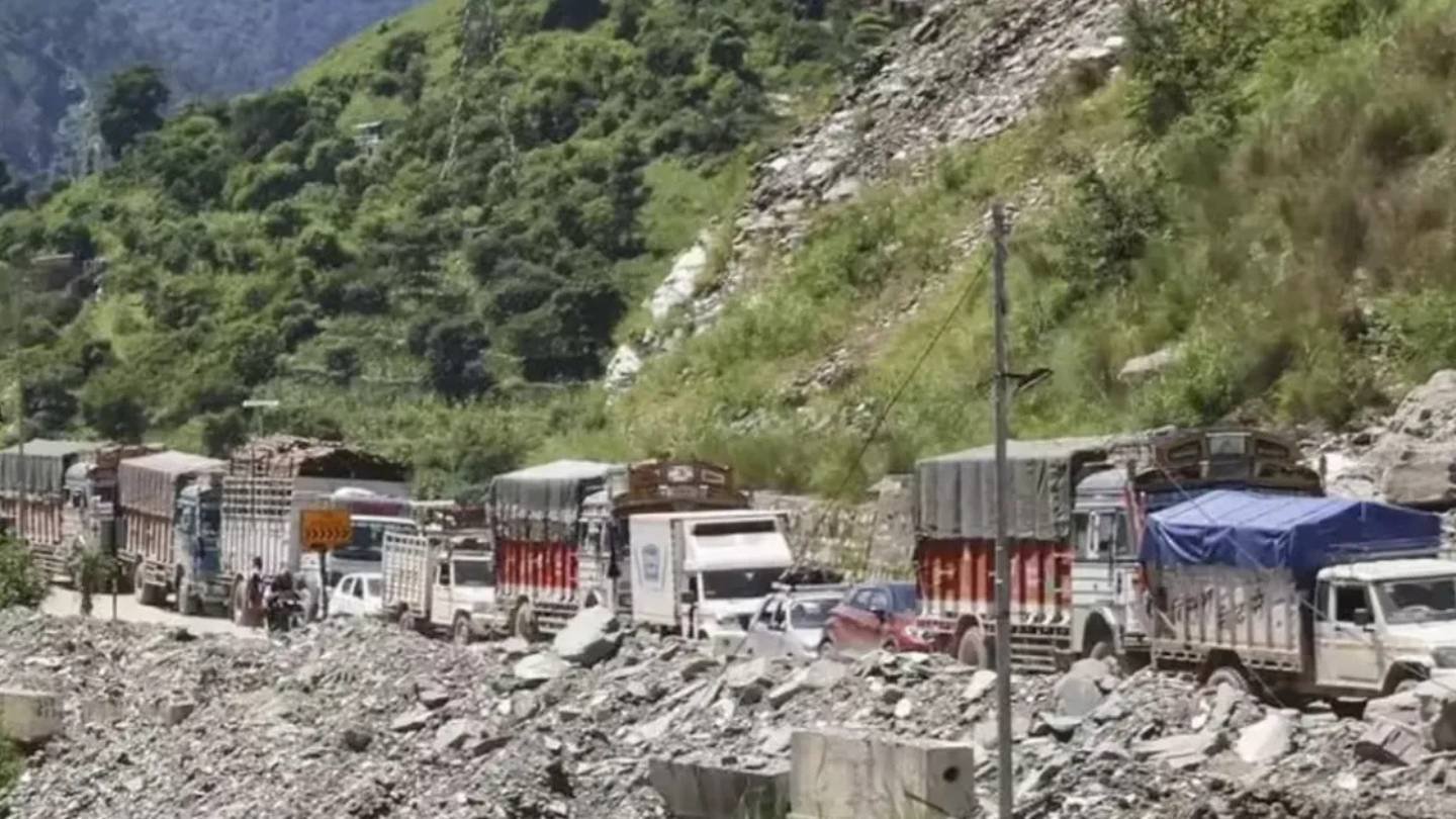 50-Km Traffic Jam on Chandigarh-Kullu Highway Strands Hundreds of Trucks