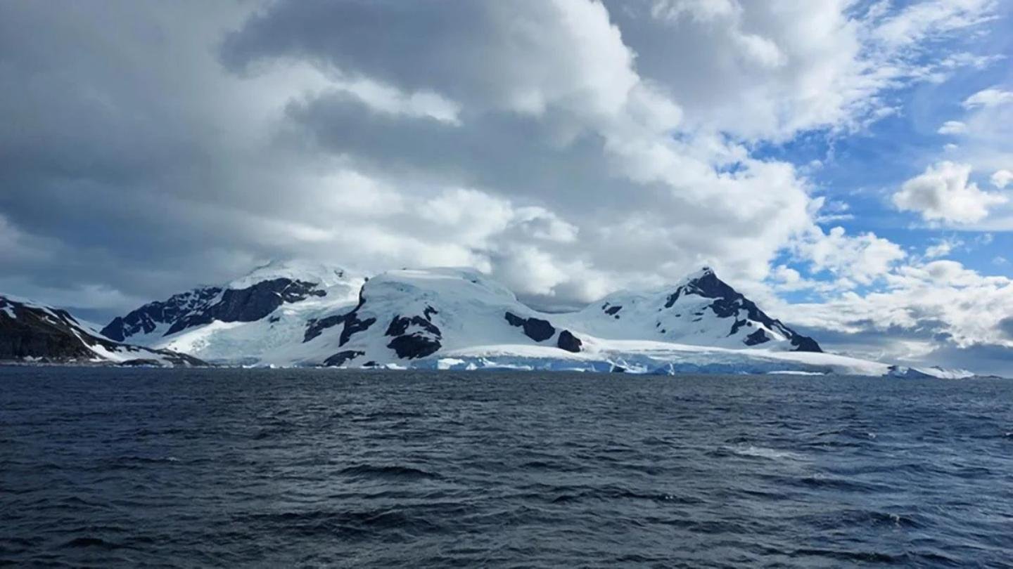 Scientists Map 332 Hidden Submarine Canyons Beneath Antarctica’s Waters