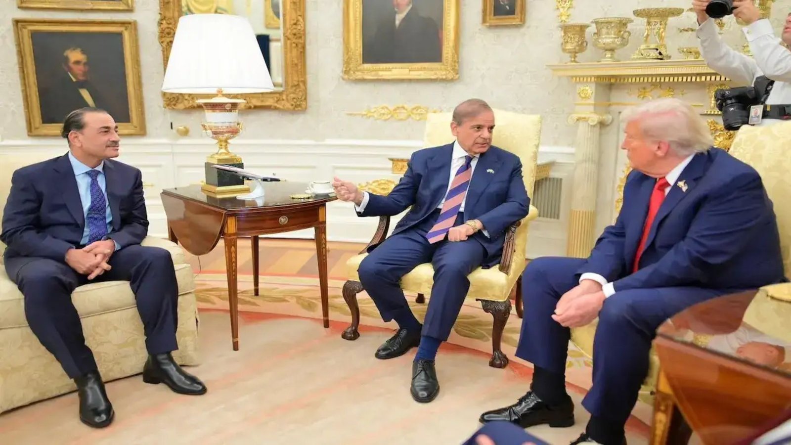 Trump Keeps Sharif, Munir Waiting at Oval Office: Report