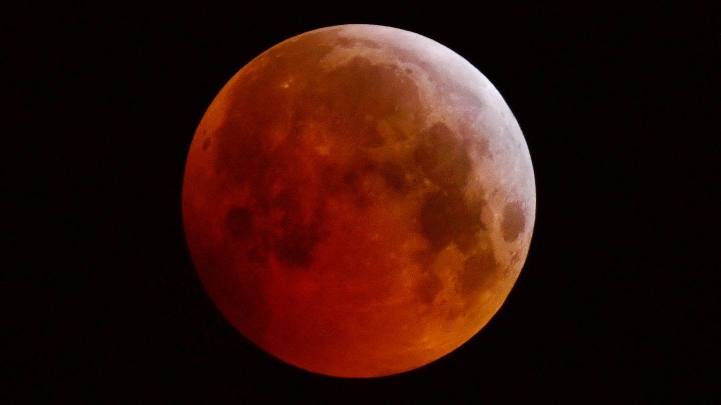 Total Lunar Eclipse in India on 7 September: How to Click the Best Chandra Grahan Photos on Your Mobile