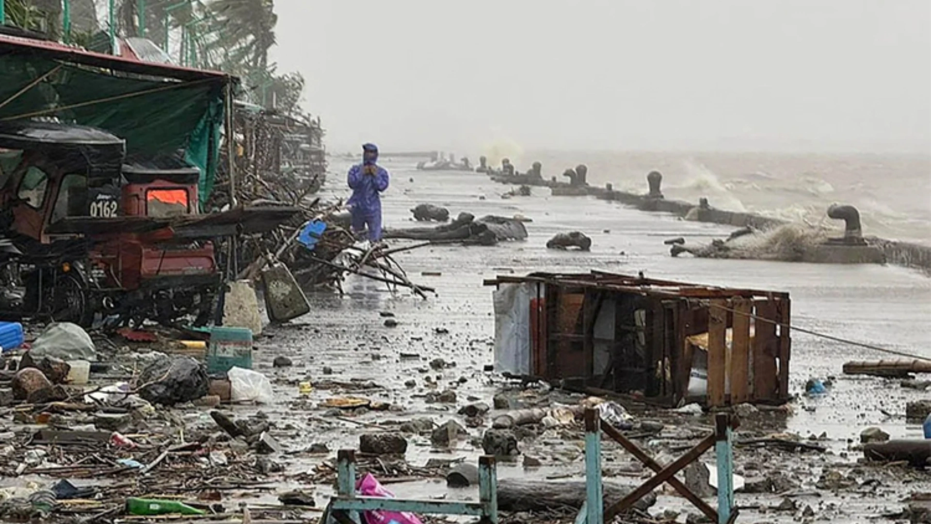 Typhoon Ragasa Prompts Hong Kong Alert: Flights Cancelled, Schools Shut