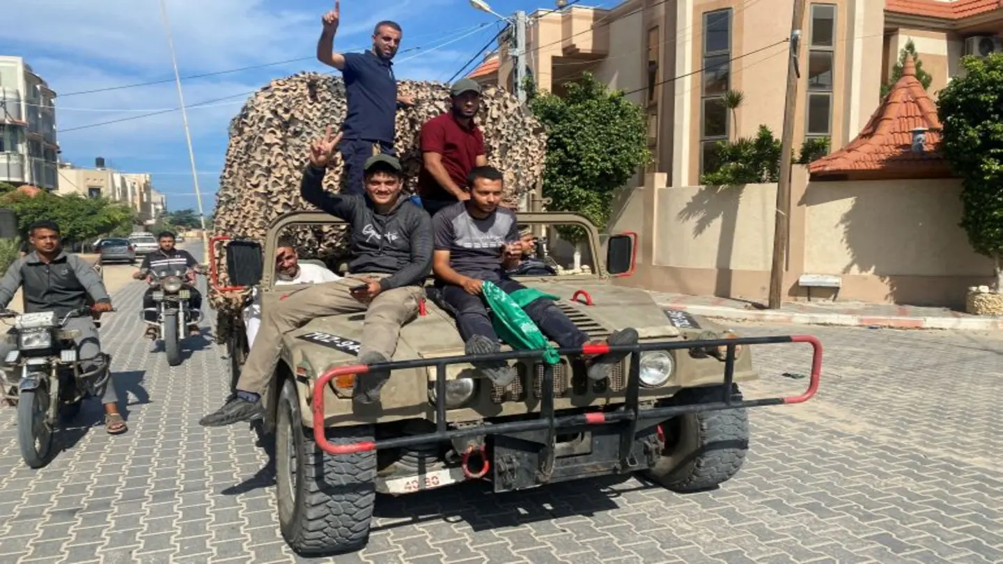 Hamas Posts Farewell Picture of Israeli Captives as Gaza Battle Intensifies