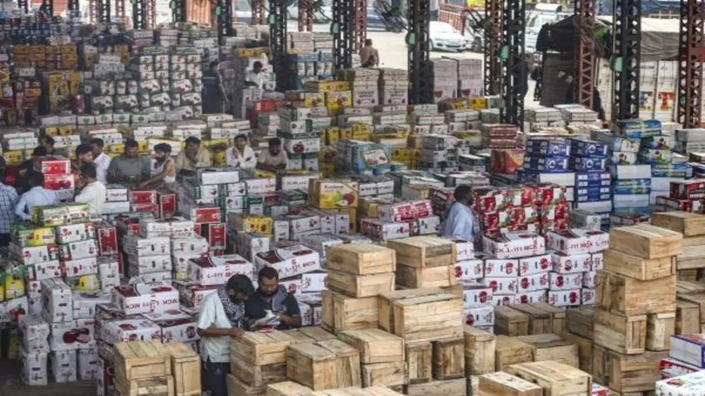 Kashmir Apple Prices Plummet in Jammu Amid Supply Chain Woes