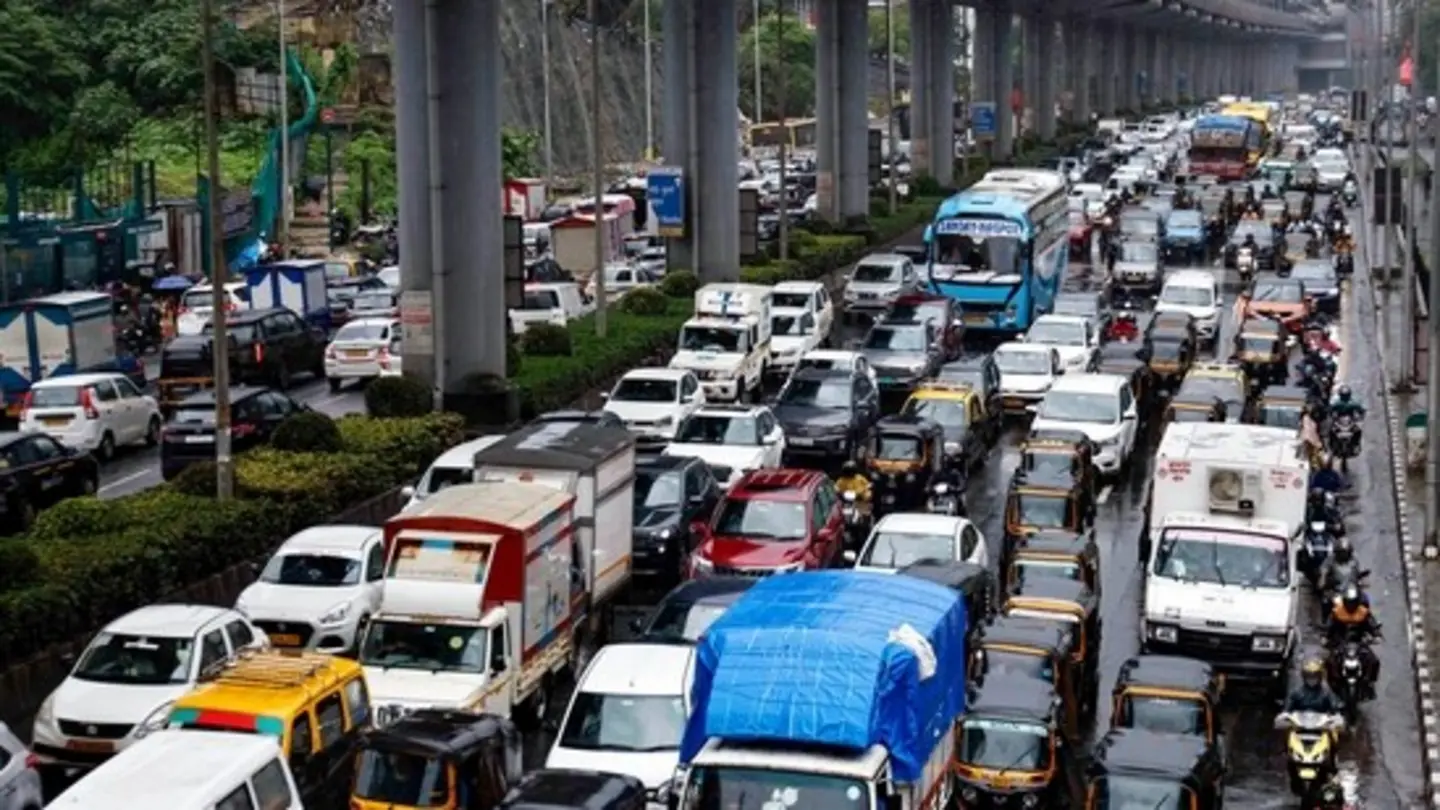 Mumbai battered by heavy rain; IMD issues warning, traffic snarls