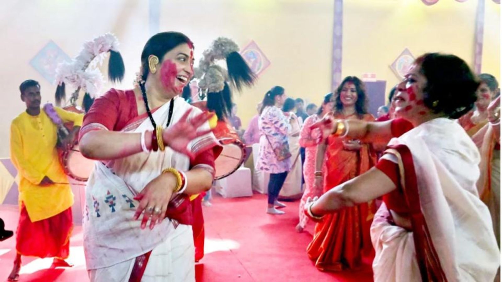 Smriti Irani performs Dhunuchi dance at Delhi Durga Puja