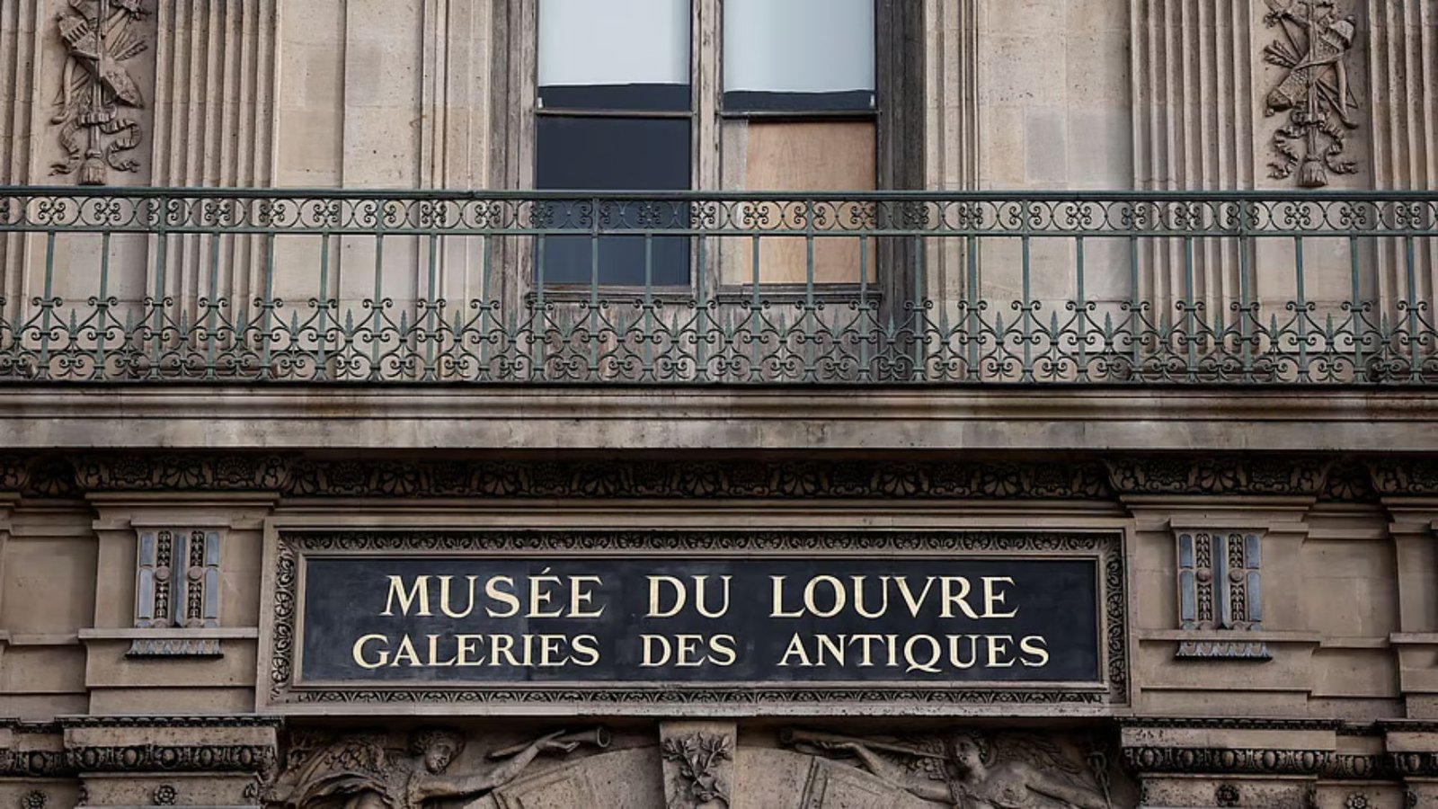 Louvre Jewel Theft: Daring Daylight Heist Shocks Paris