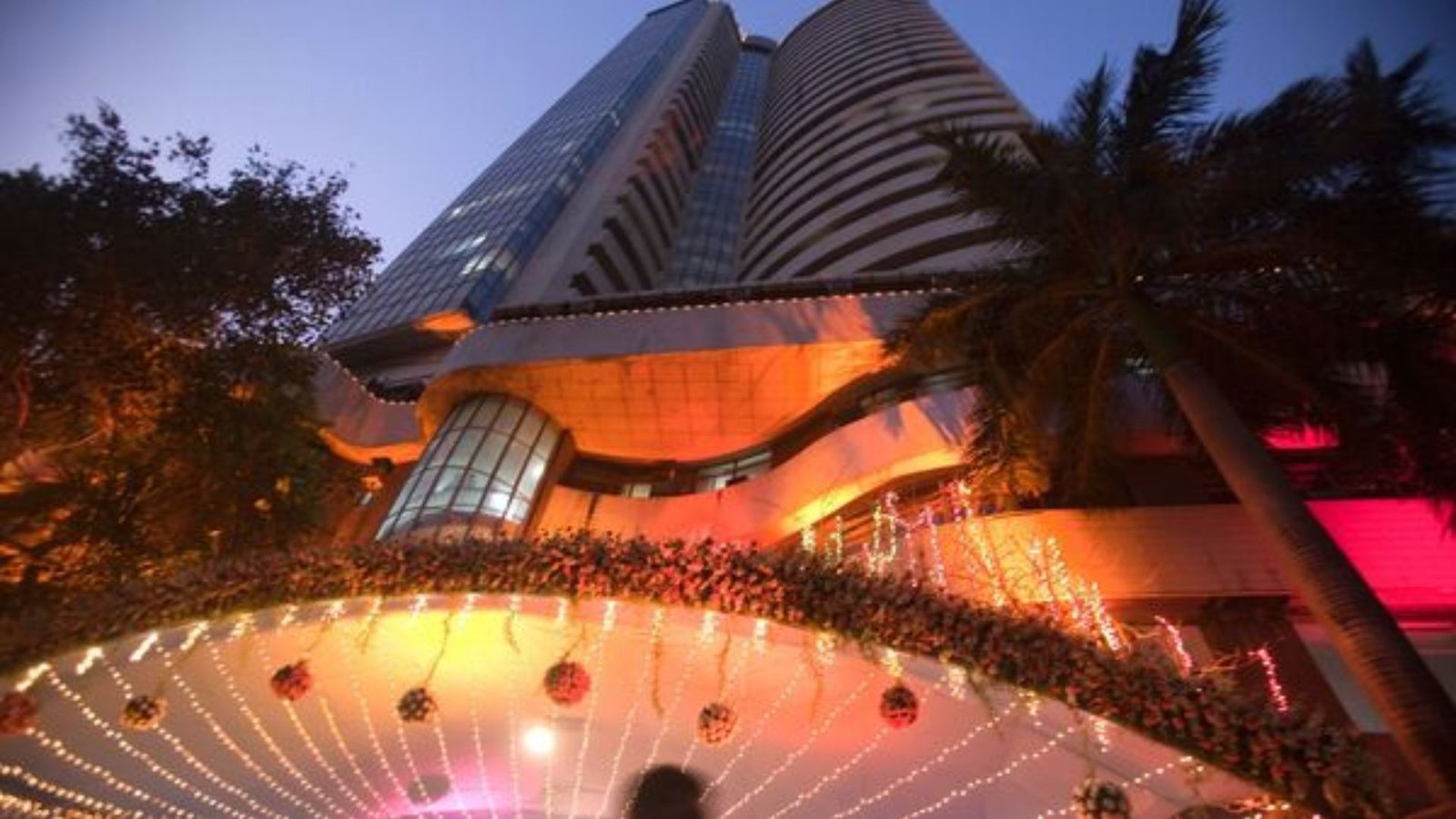 Diwali 2025 Stock Picks: Nifty 50 Trade, Gold Rates, US Trade