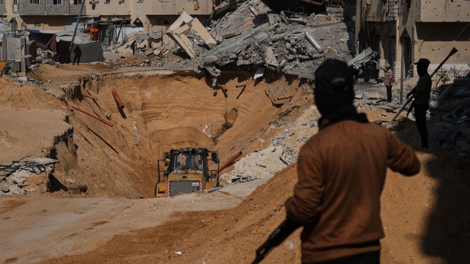 Israel Halts Gaza Aid Amid Renewed Fighting, Testing Ceasefire