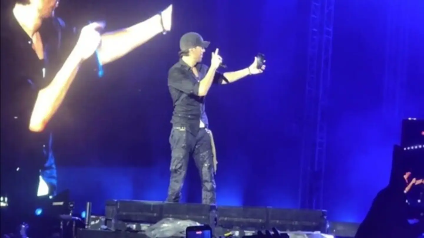 Enrique Iglesias takes selfie with fan’s phone during Mumbai concert