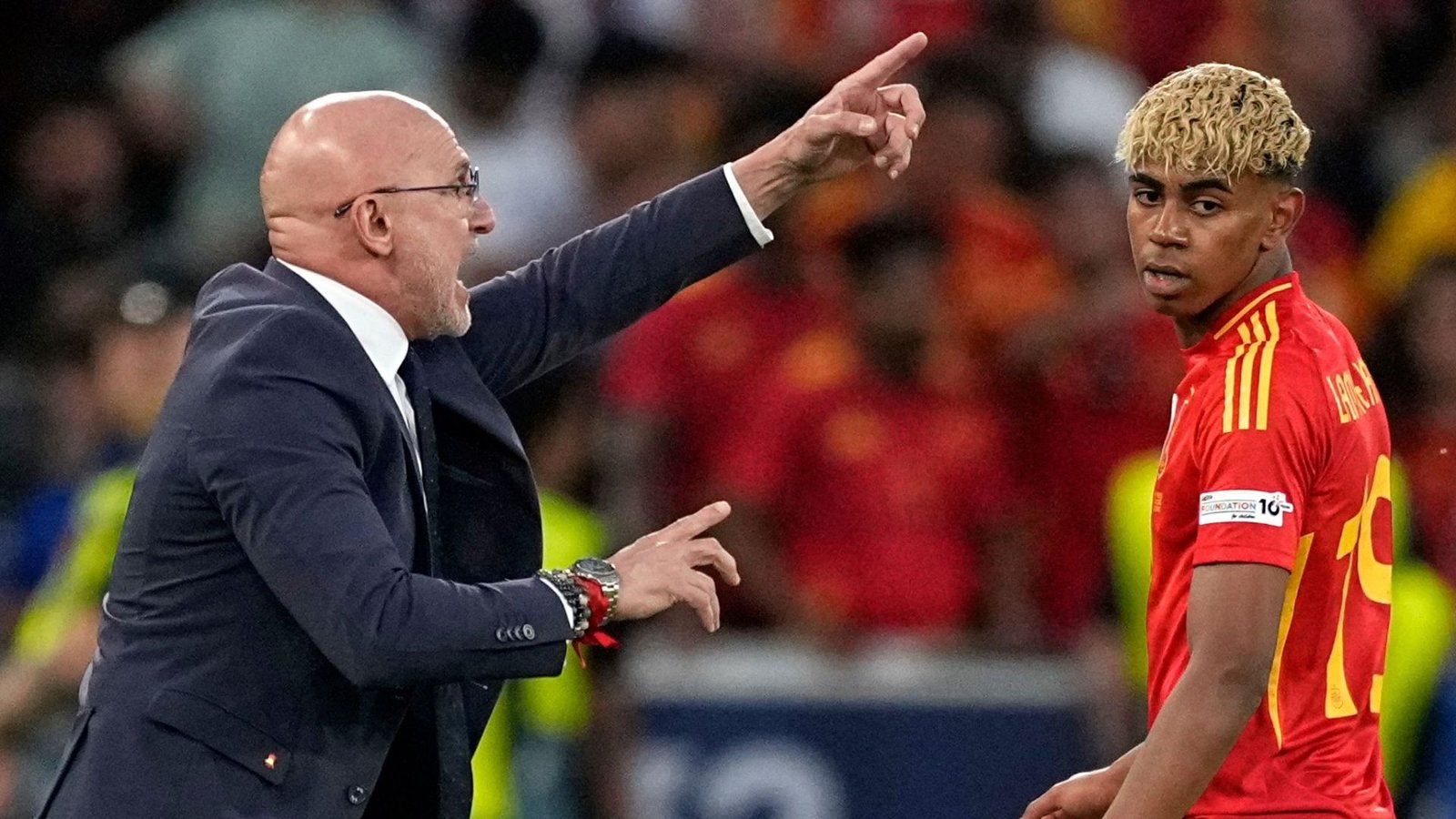 Spain coach Luis de la Fuente talks with Barcelona’s Lamine Yamal