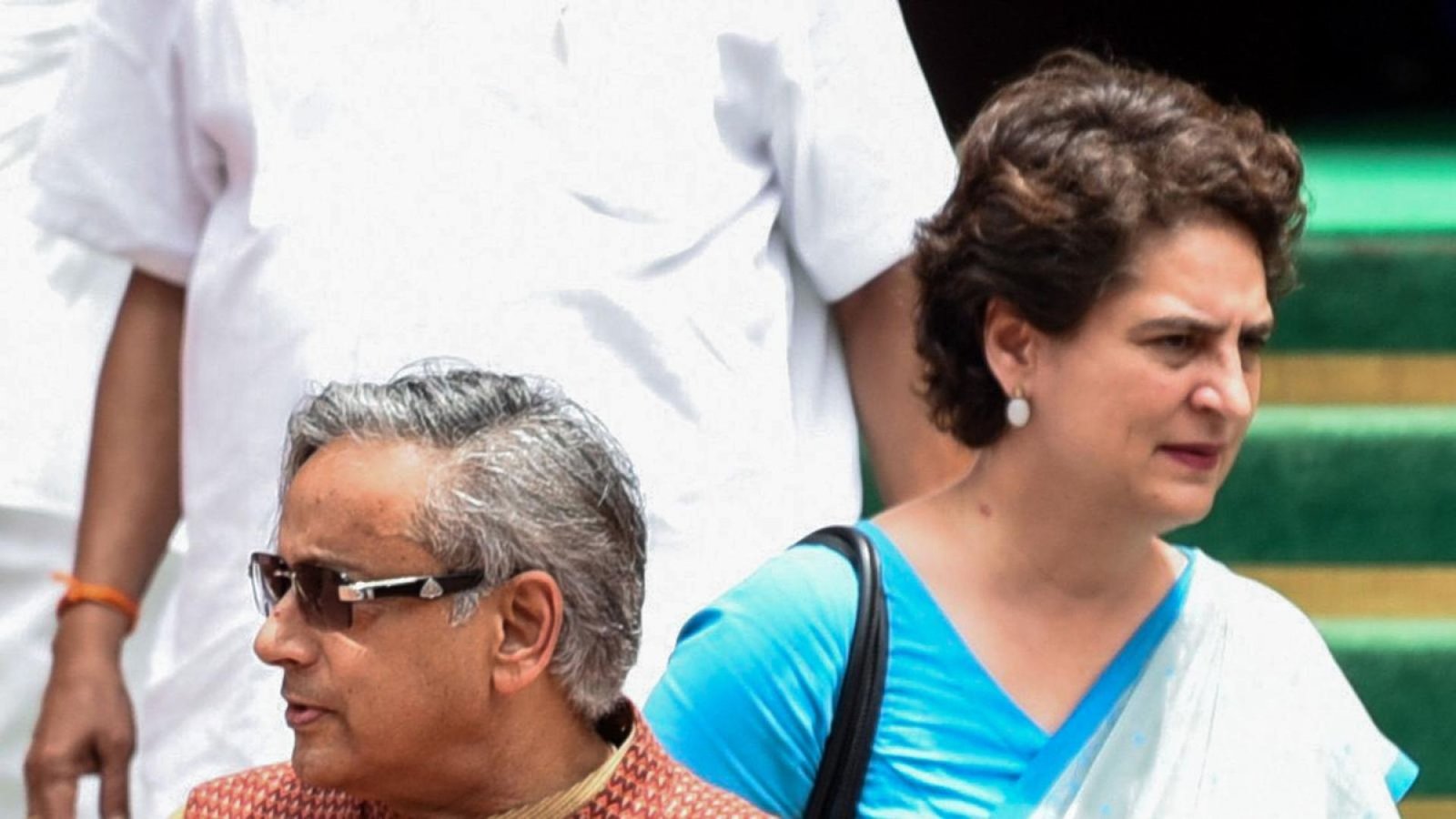 Tharoor’s Advani Praise Sparks Congress Disagreement: Political Reactions Unfold