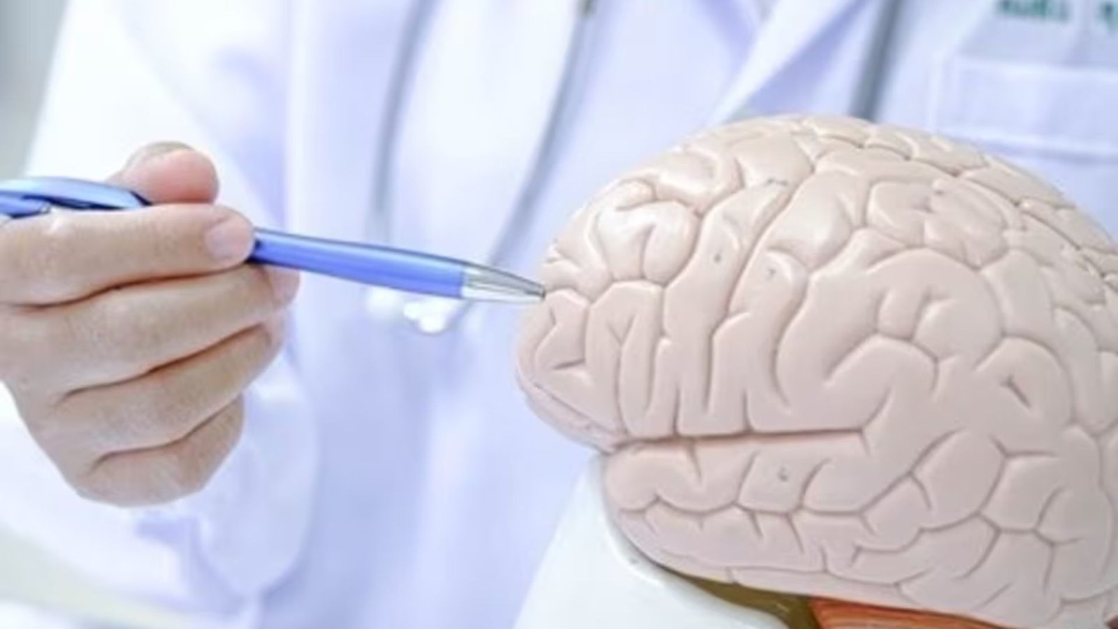 Neurologist warns of 3 habits damaging your brain
