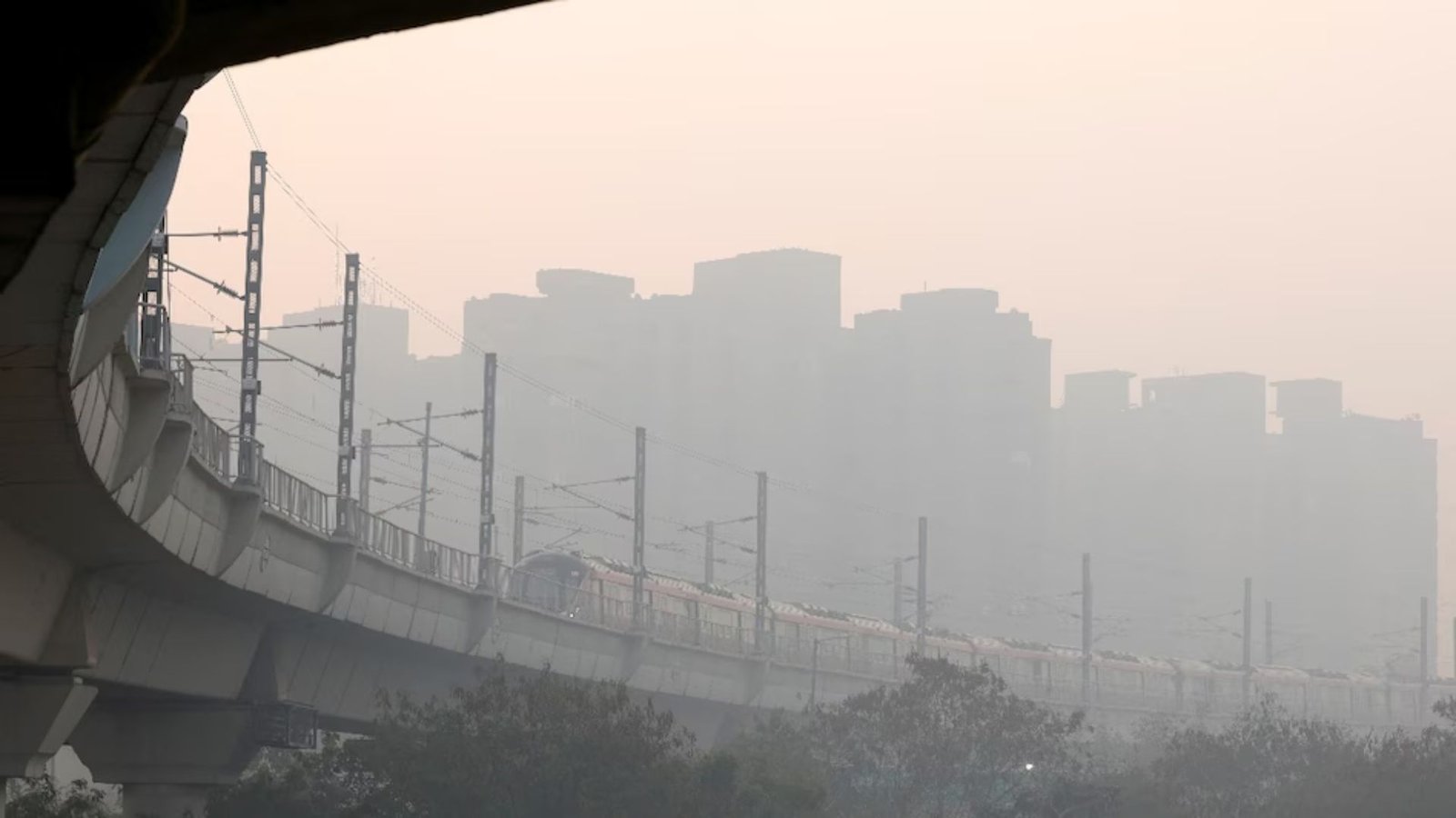 Delhi Air Quality Plunges to ‘Severe’; AQI Exceeds 400 in Several Areas