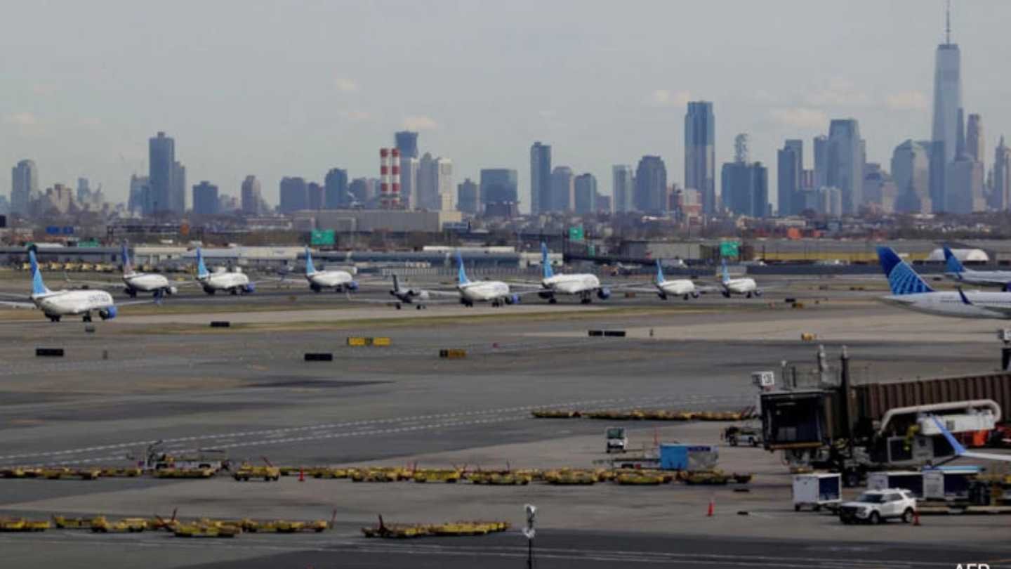 US Shutdown Disrupts Holiday Travel: Over 1,200 Flights Cancelled