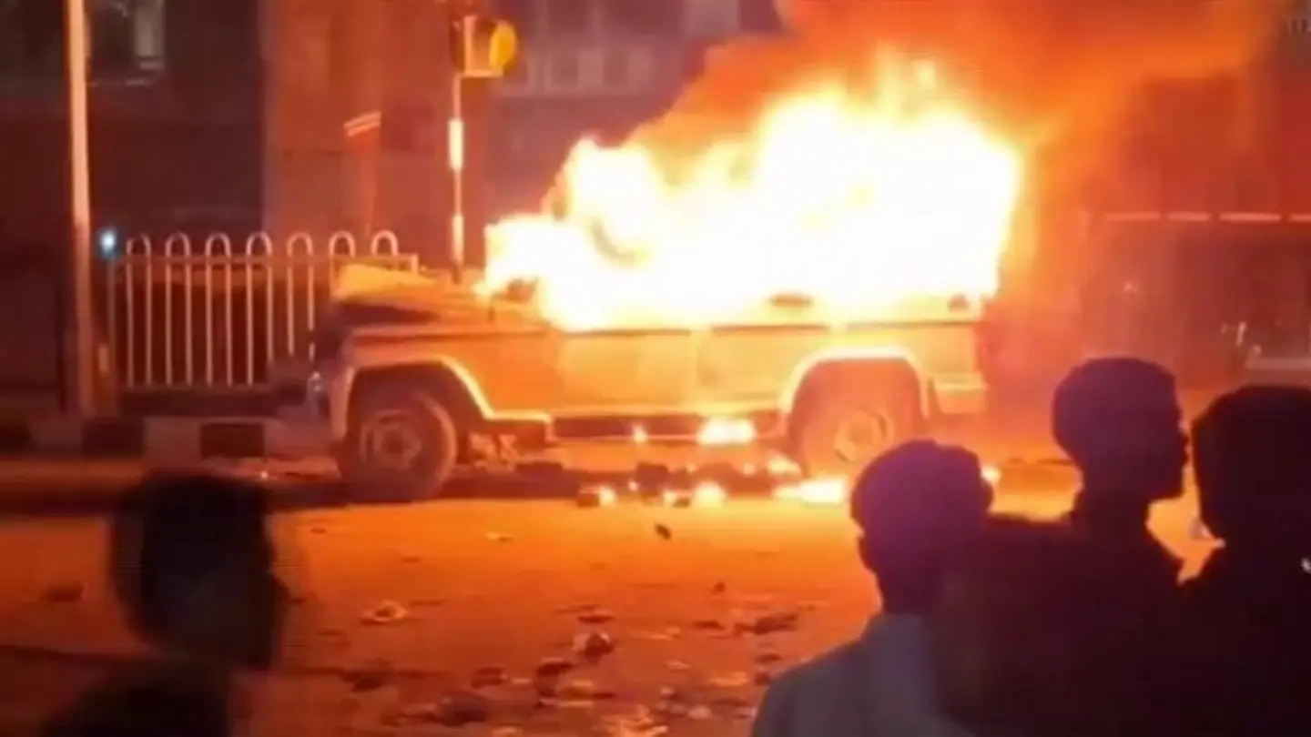 Bihar: Mob torches police vehicle after biker death rumour in Gopalganj