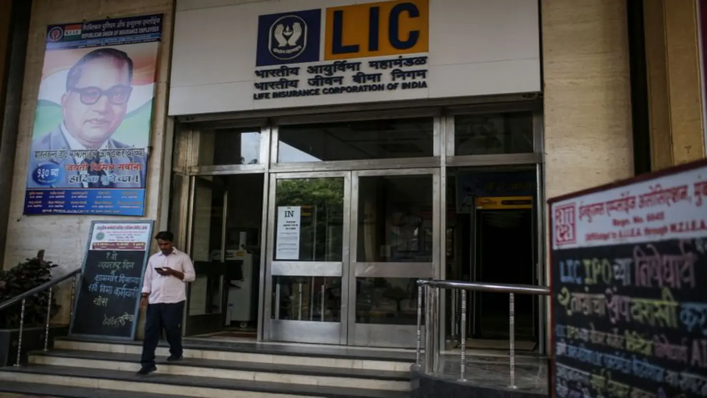 LIC’s Q2 Profit Soars 31% to ₹10,098 Crore, Premium Income Up