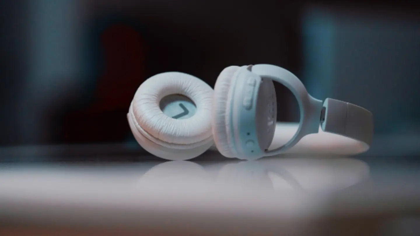 Windows 11: Connect Two Wireless Headsets Simultaneously for Shared Audio