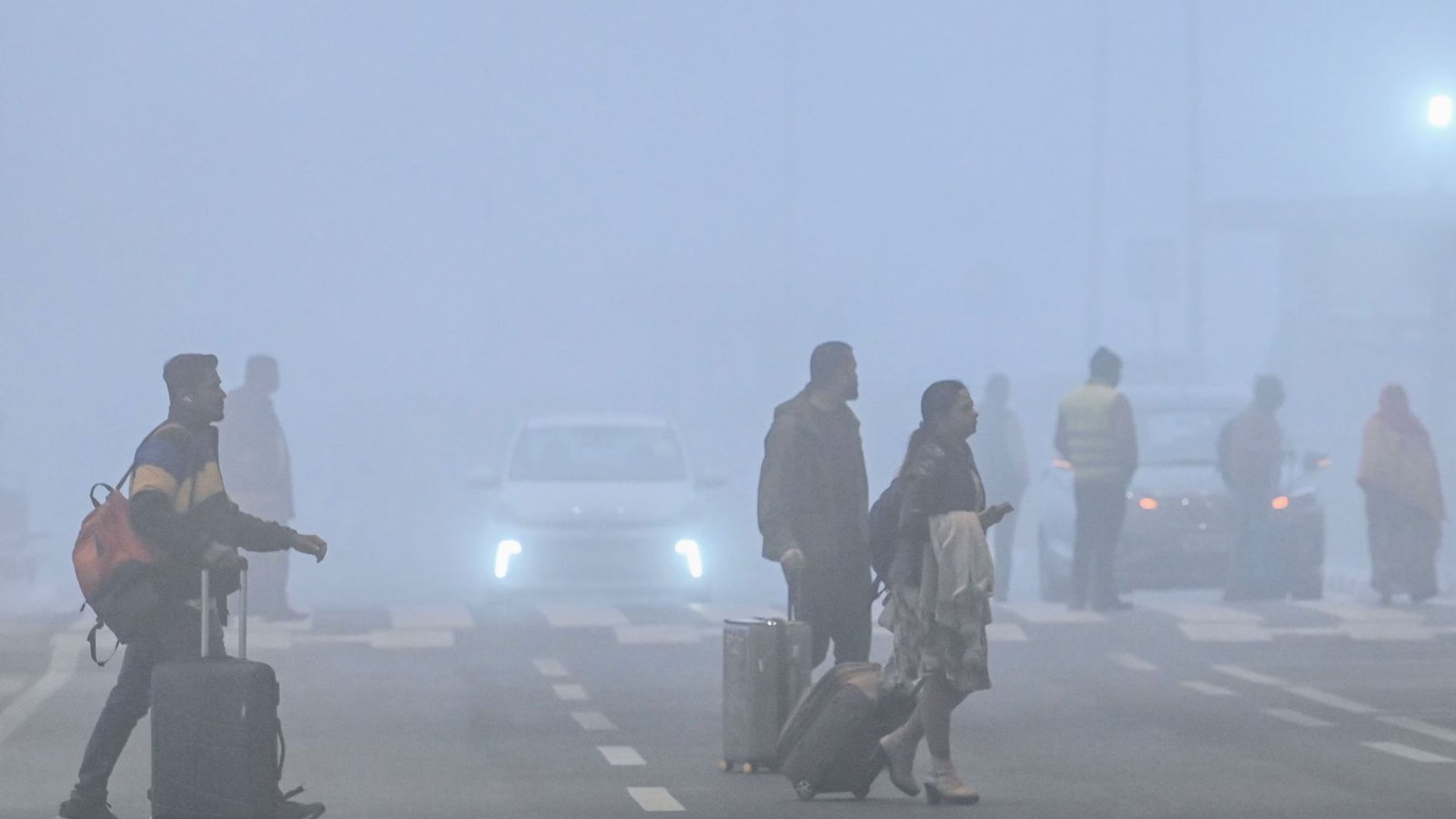 Delhi New Year Travel Chaos: 150 Flights Cancelled Due to Fog