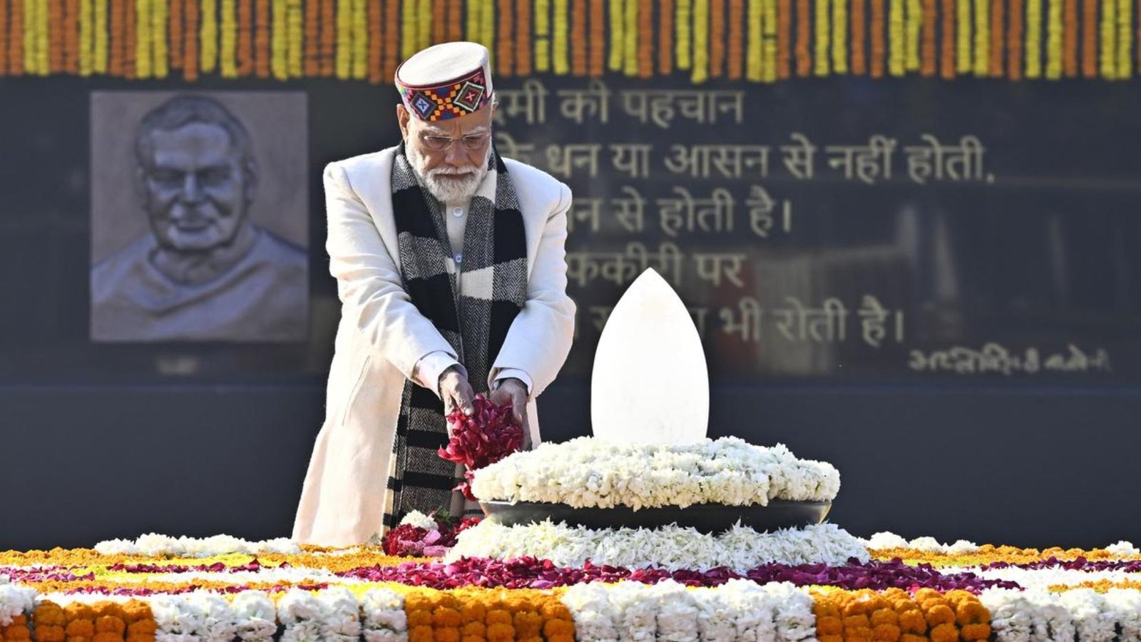 PM Modi Pays Tribute to Atal Bihari Vajpayee at Memorial