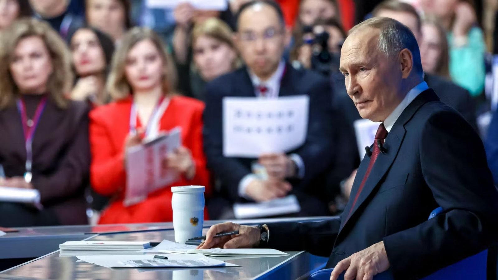 Kremlin signals Putin is ready to engage in dialogue with Macron