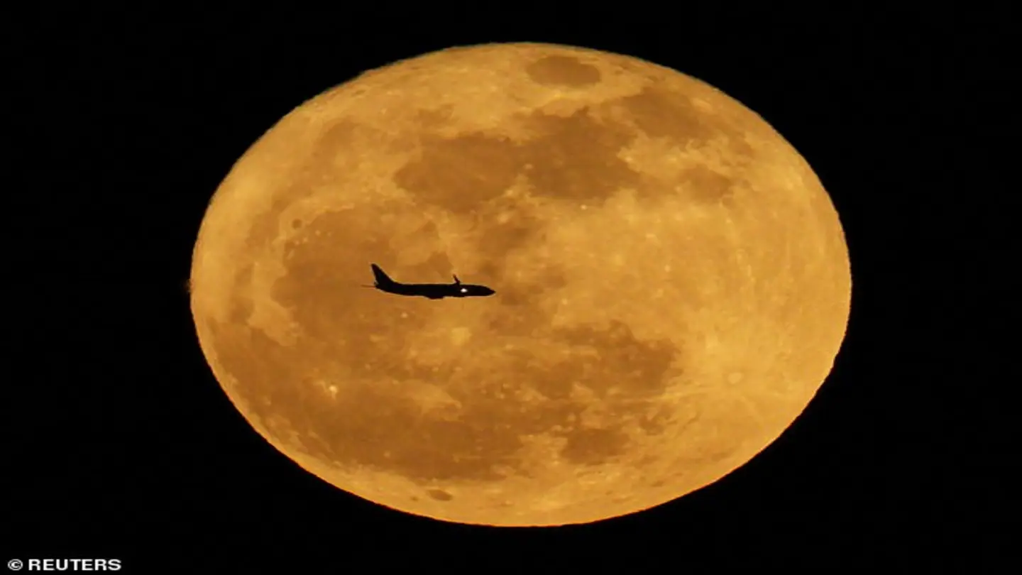 Family views ‘Cold Moon’ supermoon of 2025 through telescope in Aguimes.