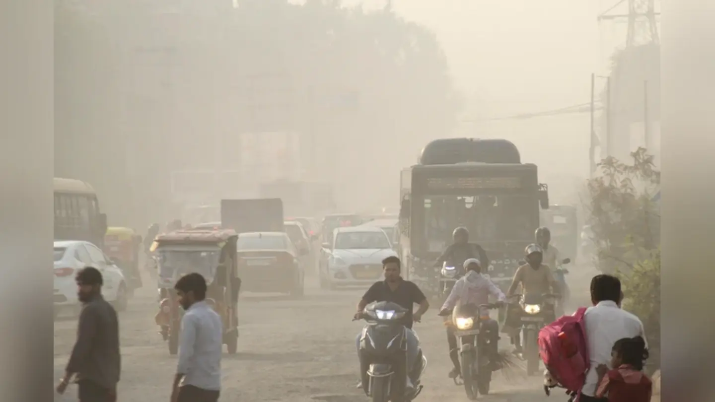 Delhi’s Air Quality Plunges to Hazardous Levels, Breaching ‘Severe’ Mark