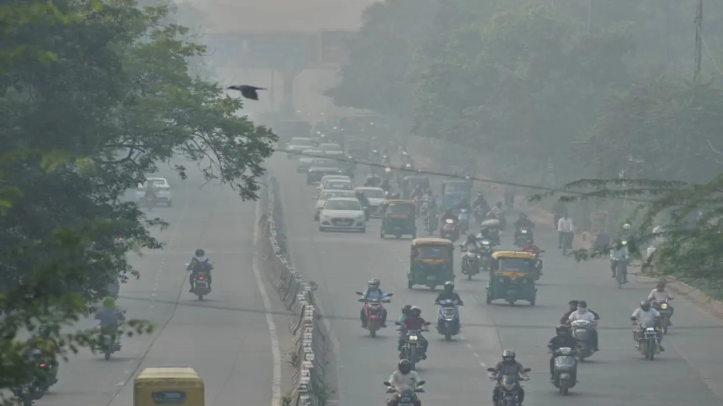 New Delhi Choked by Dense Fog and Hazardous Air Quality