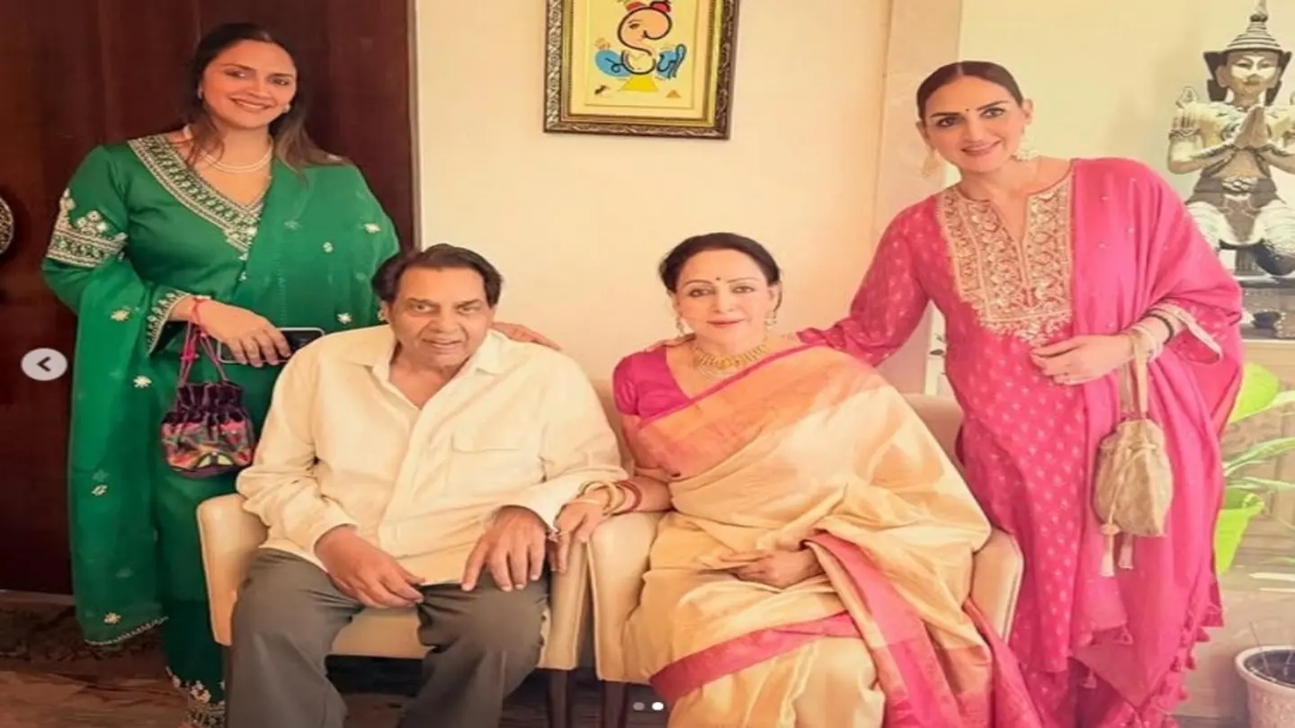 Rare Video of Dharmendra & Hema Malini Surfaces, Fans Moved