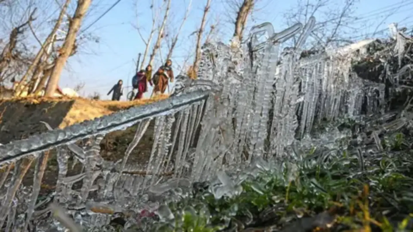 Northern India Gripped by Intense Cold, Lakes Freeze, Fog Disrupts